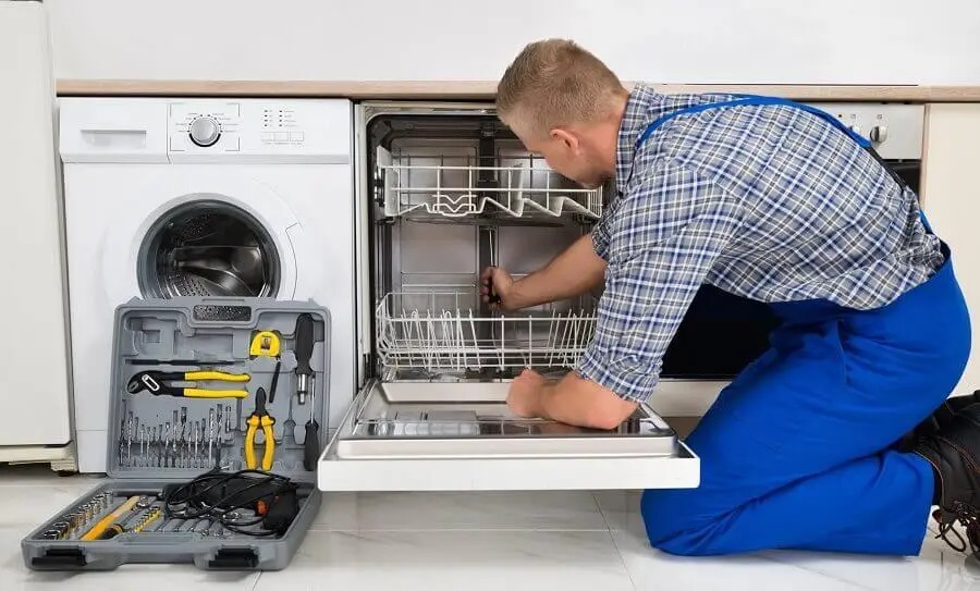 Kandıra Warmhaus servisi teknisyen ekibi beyaz eşya tamiri yaparken